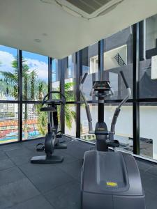 Fitness centrum a/nebo fitness zařízení v ubytování Urban Suites TWO Or THREE Bedroom Georgetown by ANC