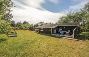 a cabin with a table and chairs in a field at Holiday Home Piledybet Humble Xi in Humble