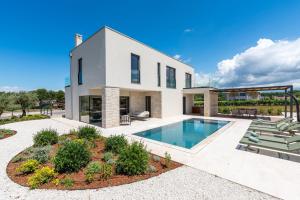 ein Haus mit einem Swimmingpool im Hof in der Unterkunft Lazy Olive in Vrsar