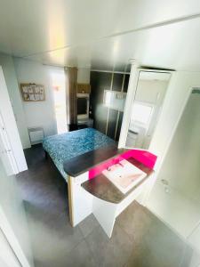 a small room with a bed and a mirror at Cottage Premium, camping 5* avec parc aquatique in Hudimesnil +32 photos