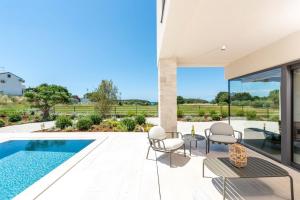 Der Swimmingpool an oder in der Nähe von Lazy Olive