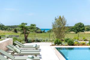 Der Swimmingpool an oder in der Nähe von Lazy Olive