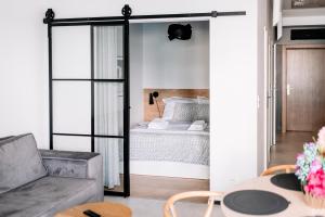una sala de estar con una cama y un sofá en BOSZKOWO Apartament "EDEL" 106 Aquarius, en Boszkowo-Letnisko 65 fotos más