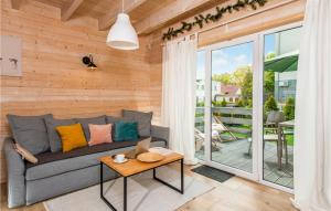 un soggiorno con un divano e un tavolo di 2 Bedroom Cozy Home In Ustronie Morskie a Ustronie Morskie