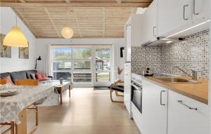 Η κουζίνα ή μικρή κουζίνα στο 1 Bedroom Pet Friendly Home In Humble