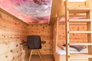 Letto o letti a castello in una camera di Schartneralm Kiefer Family