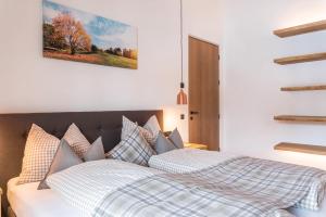 Letto o letti in una camera di Schartneralm Kiefer Family