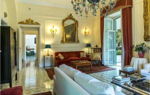 A seating area at 5 Bedroom Amazing Home In Grottaferrata