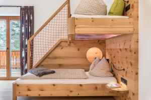 Letto o letti in una camera di Schartneralm Zirbel Family