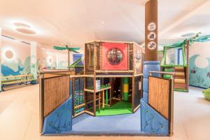 un'area giochi per bambini con una nave pirata e un parco giochi di Schartneralm Zirbel Family a Collalbo