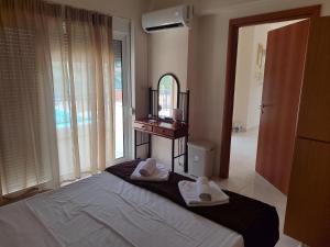 A bed or beds in a room at Filippos Green Villa