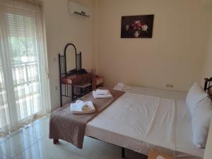A bed or beds in a room at Filippos Green Villa
