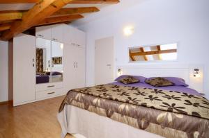 1 dormitorio con 1 cama grande y baño en Apartment Diocletians Split Center en Split