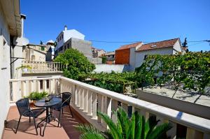 - Balcón con 2 sillas y mesa en Apartment Diocletians Split Center en Split