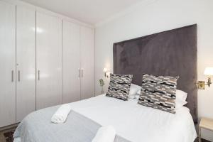 Postel nebo postele na pokoji v ubytování Spacious 1 Bedroom Flat Church St Stellenbosch + 1 fotografie