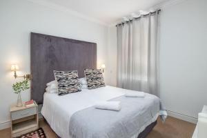 Postel nebo postele na pokoji v ubytování Spacious 1 Bedroom Flat Church St Stellenbosch