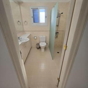 Koupelna v ubytování Tala Hills Sea View Apartment, Tala Village, Paphos