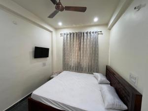 a bedroom with a bed and a ceiling fan at The Jain Cottage in Kekri +5 photos
