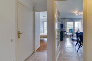 une porte menant à une chambre avec un salon. dans l'établissement Les Goélands - vue mer à moins d1 Km de la plage, à Bray-Dunes