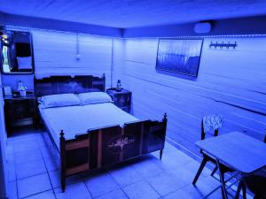 Ένα ή περισσότερα κρεβάτια σε δωμάτιο στο HOME LOW Ceiling Verga SEA VIEW