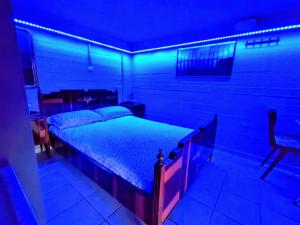 Ένα ή περισσότερα κρεβάτια σε δωμάτιο στο HOME LOW Ceiling Verga SEA VIEW