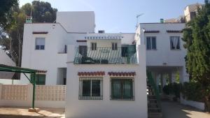 Un edificio blanco con un balcón en la parte superior. en Villa Feli 3, en Benicàssim