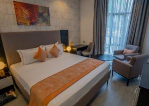 ein Hotelzimmer mit einem Bett und einem Stuhl in der Unterkunft Baraka Tower Hotel in Nairobi