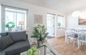 Posezení v ubytování 1 Bedroom Amazing Home In Köpingsvik