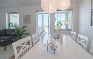 Posezení v ubytování 1 Bedroom Amazing Home In Köpingsvik