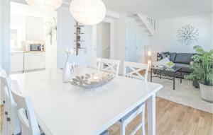Posezení v ubytování 1 Bedroom Amazing Home In Köpingsvik
