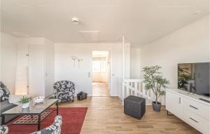 TV a/nebo společenská místnost v ubytování 1 Bedroom Amazing Home In Köpingsvik