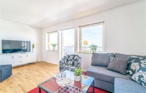 TV a/nebo společenská místnost v ubytování 1 Bedroom Amazing Home In Köpingsvik