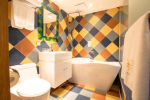 Walker Hotel. Ximen في تايبيه: حمام مع مرحاض ومغسلة