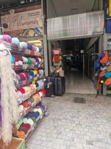 una tienda con una exhibición de sombreros en una tienda en Órrhaon Athens, en Atenas