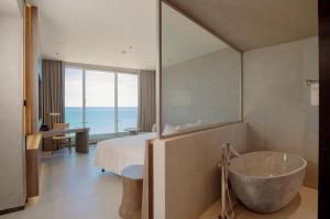 Ένα μπάνιο στο M Hotel Danang