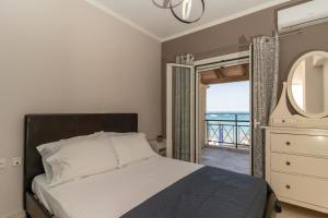Postel nebo postele na pokoji v ubytování George Beachfront Apartments