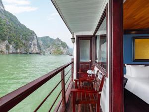 een balkon van een boot met een bed en een bed bij Garden Legend 2 cruise in Ha Long