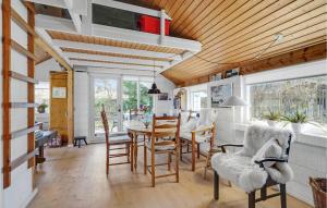 Posezení v ubytování Pet Friendly Home In Humble With Wifi