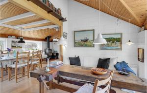 Posezení v ubytování Pet Friendly Home In Humble With Wifi