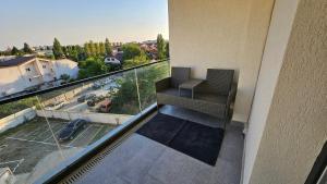 a balcony with two chairs and a view of a city at Luxury 2 bed apartment by Albert in Roşu