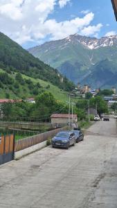 Vista generica sulle montagne o vista sulle montagne dall'interno dell'affittacamere