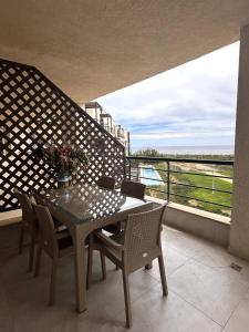 Una mesa y sillas en un balcón con vista. en Apartment in Thalassa Beach Resort & Spa Retreat, en Vokolidha 39 fotos más