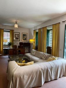 a living room with a couch and a table at La casa de Entrimo in Entrimo