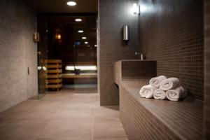 A bathroom at Mercure Debrecen