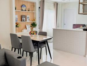 a kitchen and dining room with a table and chairs at ดิ เอเวอร์เรส พูลวิลล่า เขาใหญ่ The Everest Pool Villa Khaoyai in Wangkata