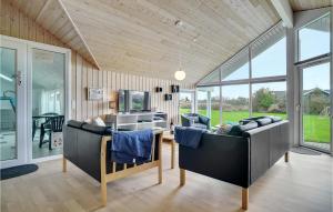 Bøtø Byにある6 Bedroom Amazing Home In Idestrupのリビングルーム(ソファ2台、テレビ付)