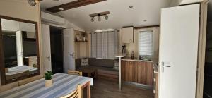Koupelna v ubytování Mobil home 6 personnes confort Océan climatisé camping avec piscine Agde