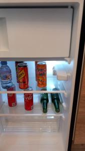 einen Kühlschrank mit vielen Getränkedosen in der Unterkunft le domaine de thizy in Thizy-les-Bourgs
