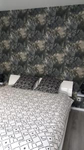 ein Schlafzimmer mit einem Bett mit Blumentapete in der Unterkunft le domaine de thizy in Thizy-les-Bourgs