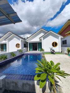 Nathon BayにあるWaan Samui Pool Villaの家の前のプール
